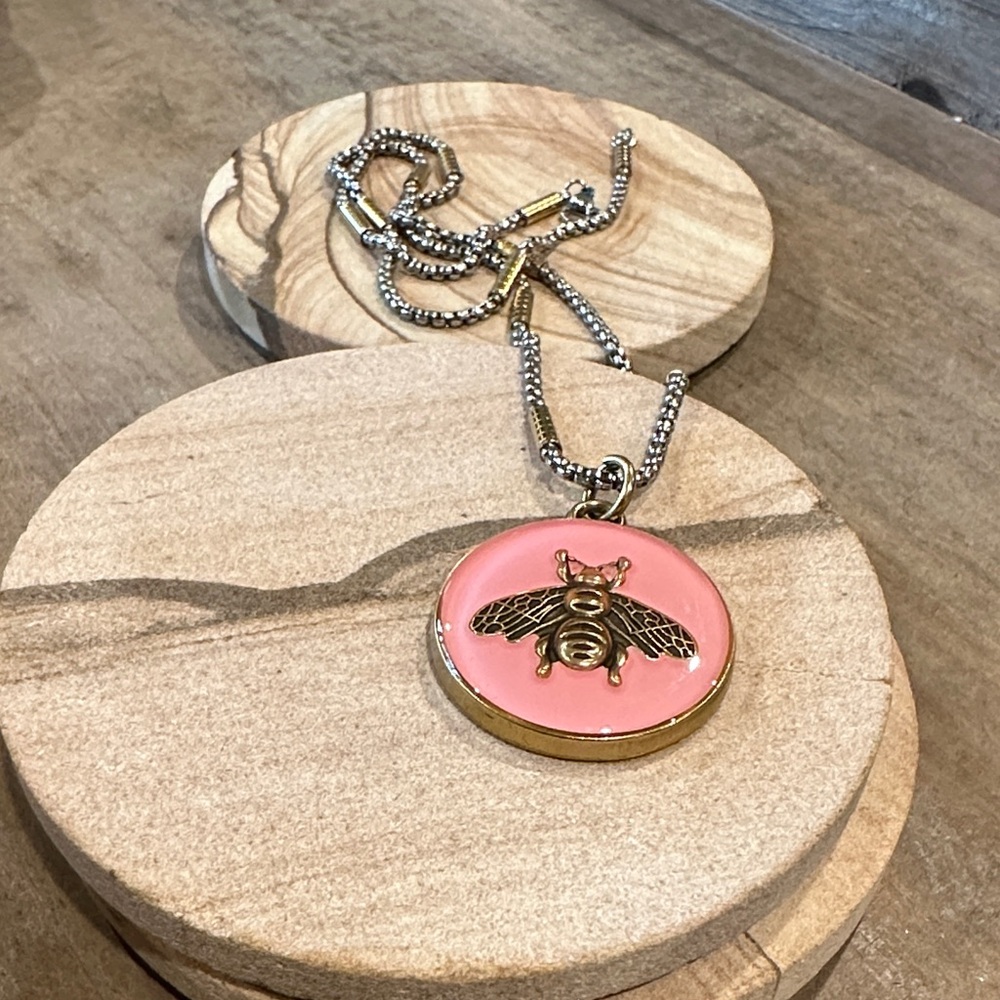🐝GG Pink Enamel and Bronzed Pendant Necklace - Picture 5 of 7